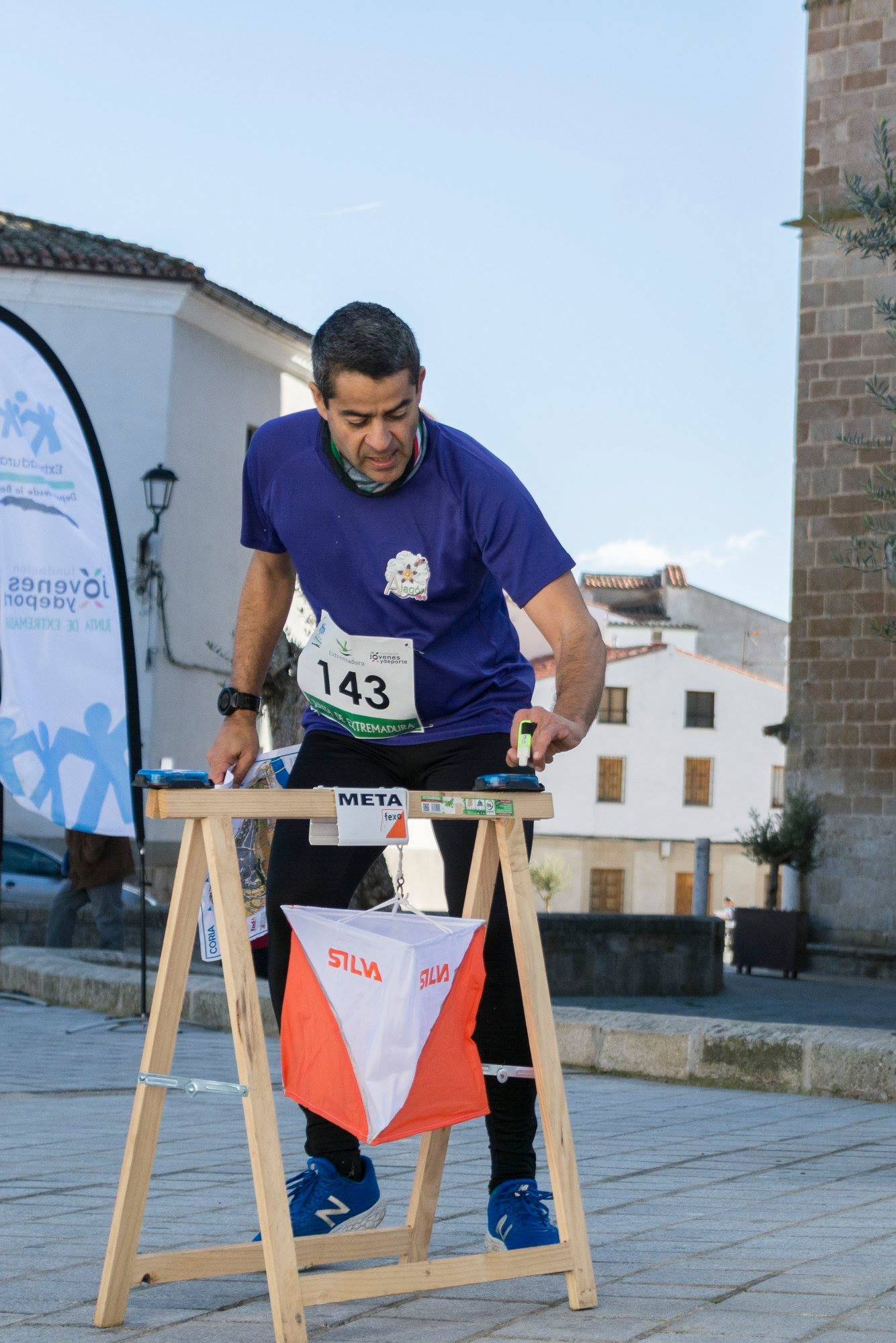 El deporte de Orientación tiñe Coria de blanco y naranja