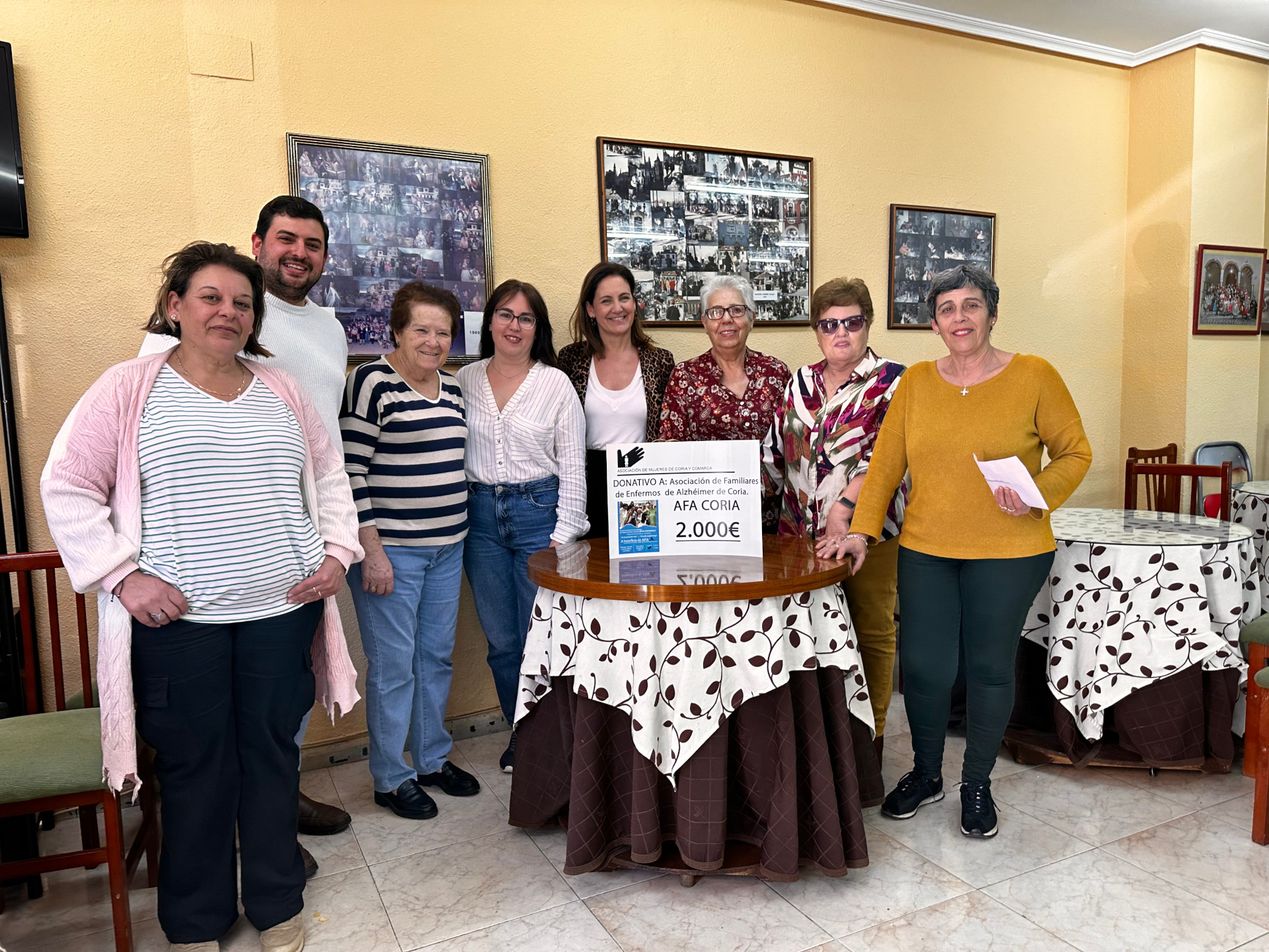 La Asociación de Mujeres de Coria y Comarca hace entrega de un cheque por valor de 2.000 euros para AFA Coria