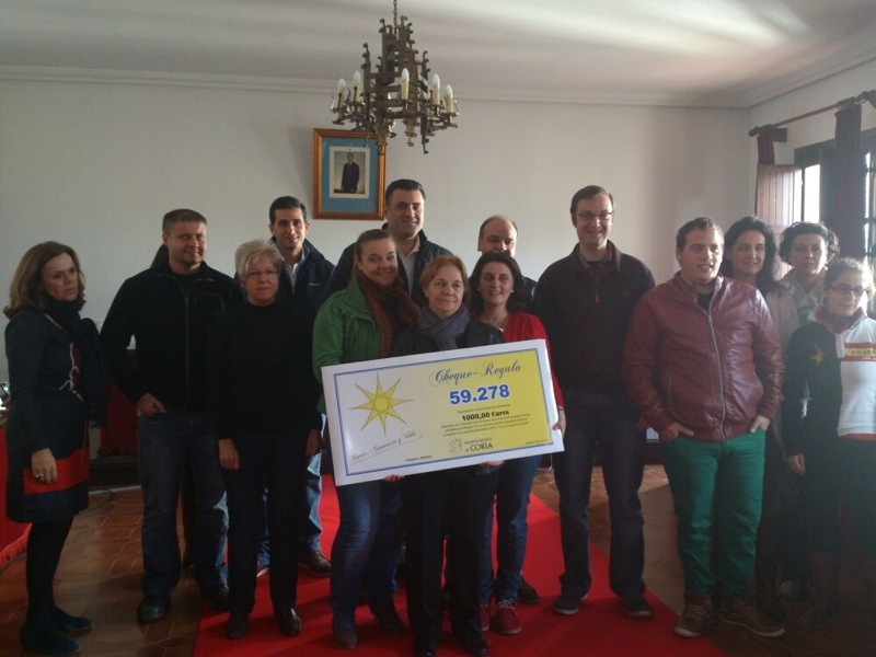 María Dolores Hurtado ganadora del cheque regalo valorado en 1000 euros