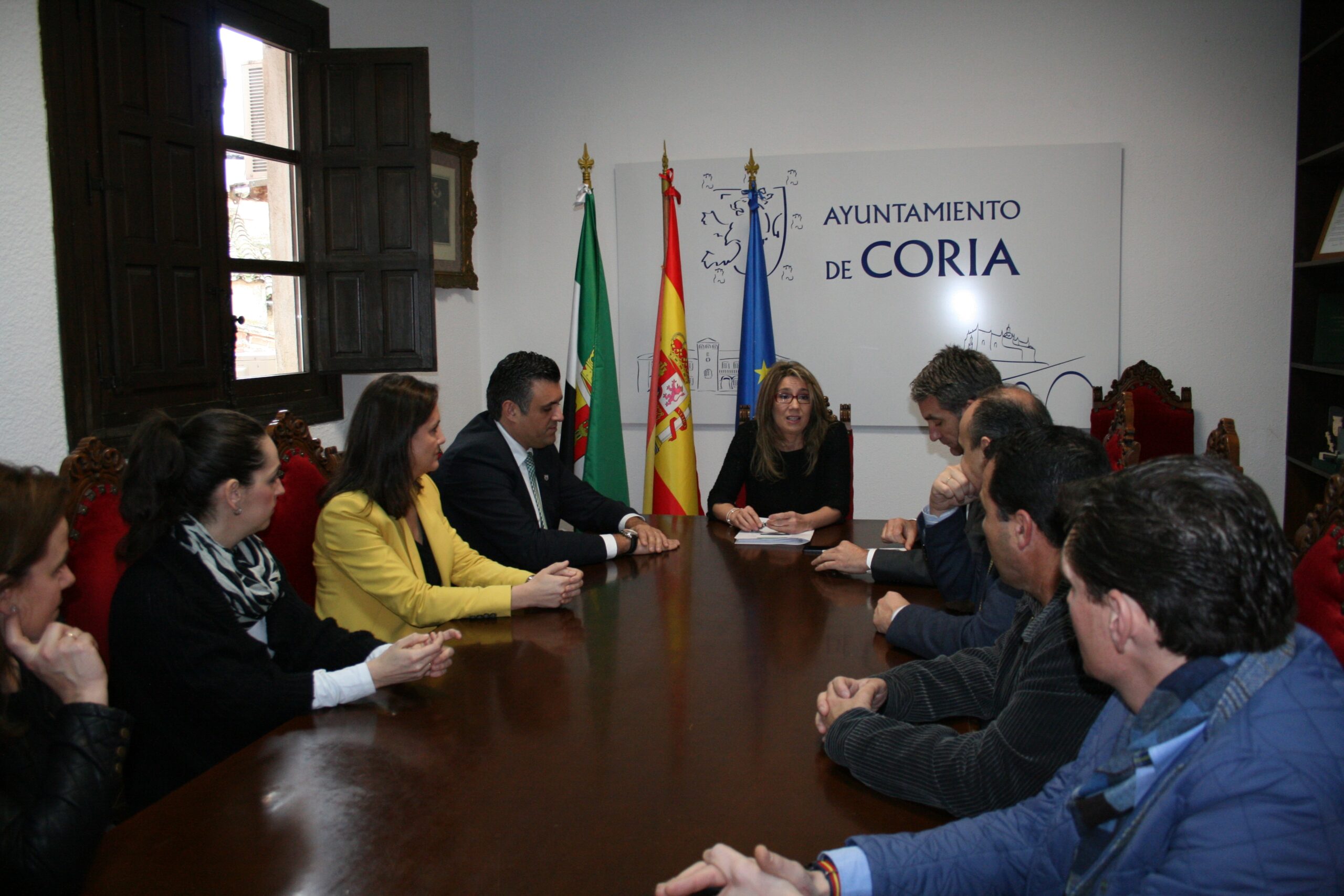 Teniente anuncia la cesión de la Travesía de Coria al Ayuntamiento y la remodelación del Mercado de Abastos de la localidad