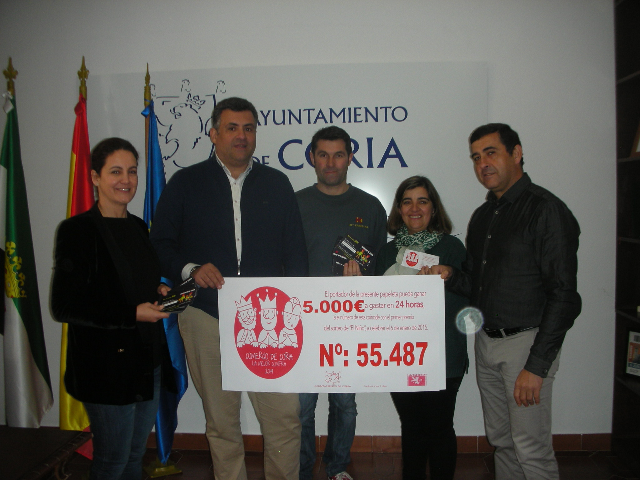 Entregado el cheque de 5.000 euros de la campaña de navidad de 2015