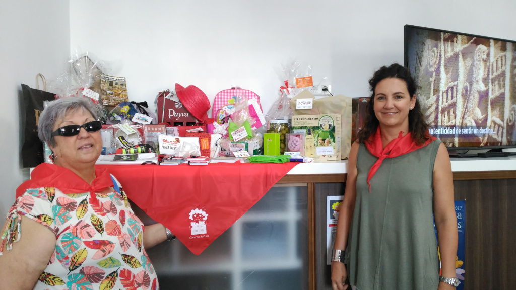 Isabel Sánchez ha sido la ganadora de la cesta con productos San Juaneros de la Campaña del comercio local San Juan 2017