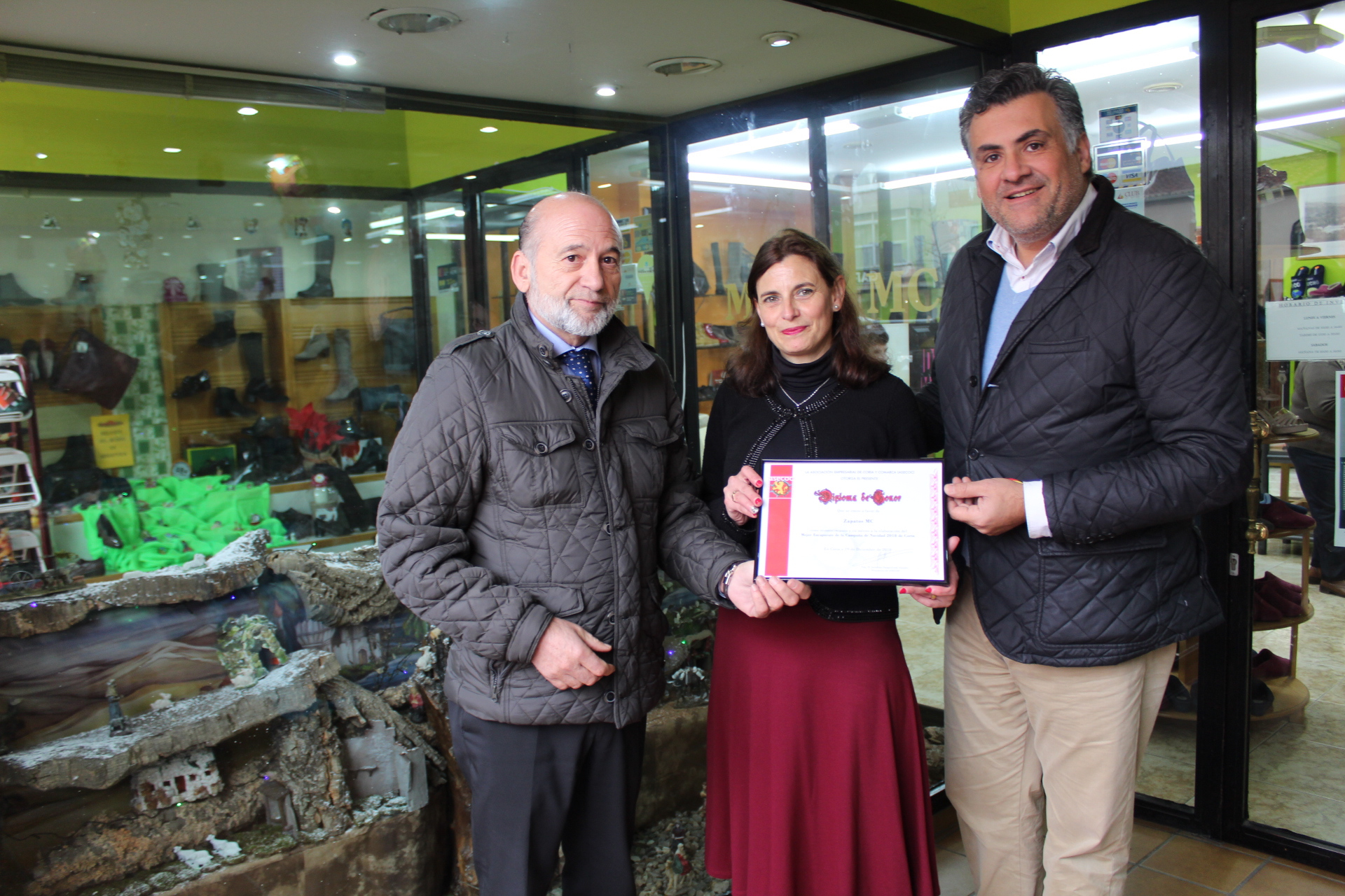 Zapatería MC ha sido galardonada con el Premio al Mejor Escaparate Navideño 2018 organizado por ASECOC