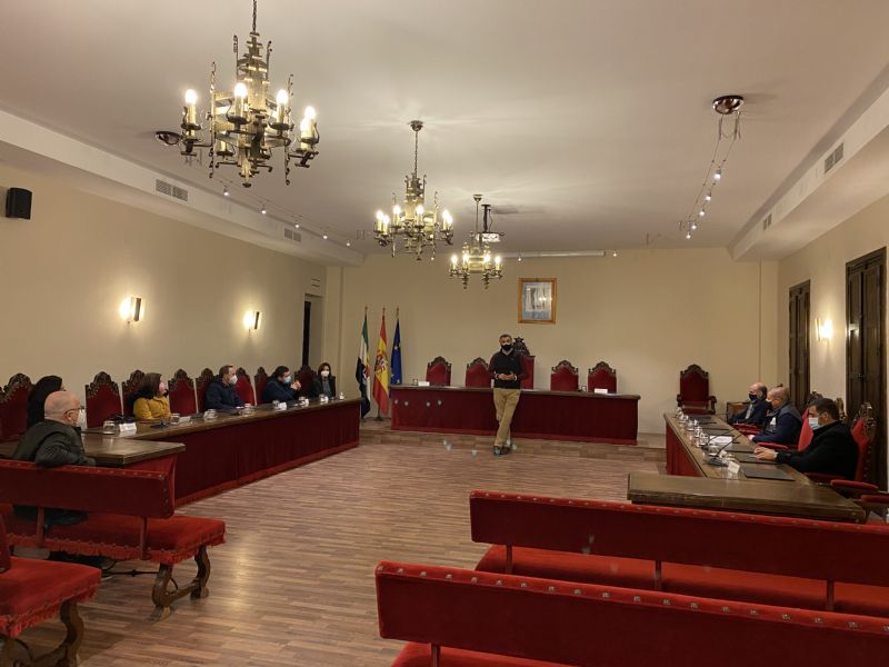 El Alcalde vuelve a reunirse con los empresarios de Coria para valorar la situación y apoyar las reivindicaciones del comercio y la hostelería local