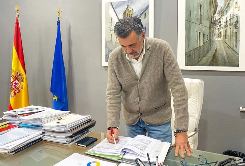 El Alcalde de Coria solicita a la Junta de Extremadura que levante las restricciones en nuestra localidad y deje abrir a la hostelería y al comercio en su horario habitual