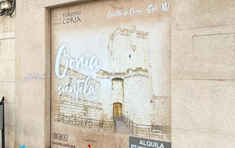 Los escaparates vacíos de la Ciudad se llenan con imágenes de Coria con motivo del Día Mundial del Turismo